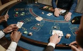 Antarmuka Formula 1 di aplikasi mobile poker1001 dengan pasar taruhan real-time